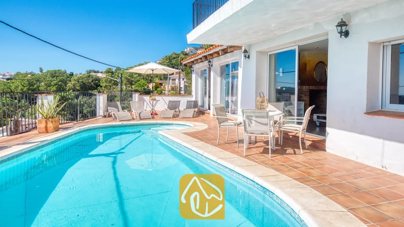 Vakantievilla's Costa Brava Spanje - Villa Sofia - Privé-buitenzwembad met helderblauw water, gelegen naast een betegeld terras dat is voorzien van ligstoelen en een eethoek bij Villa Sofia in Spanje.
