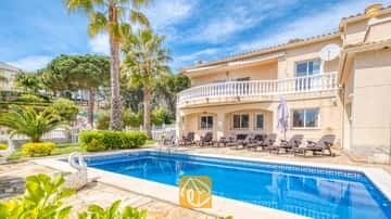 Esta villa independiente ofrece mucha privacidad! Una gran piscina privada con tumbonas y una barbacoa para los días de verano!