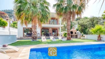 Belle villa avec un beau jardin paysagé, une piscine privée, décor moderne et magnifiques vues sur la mer depuis le balcon!