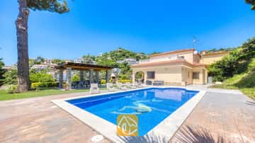 Een vakantiehuis compleet met ruime tuin en privézwembad, net buiten het centrum van Lloret de Mar!