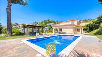 Een vakantiehuis compleet met ruime tuin en privézwembad, net buiten het centrum van Lloret de Mar!