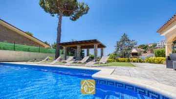 Een vakantiehuis compleet met ruime tuin en privézwembad, net buiten het centrum van Lloret de Mar!