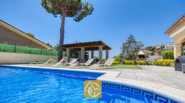 Een vakantiehuis compleet met ruime tuin en privézwembad, net buiten het centrum van Lloret de Mar!