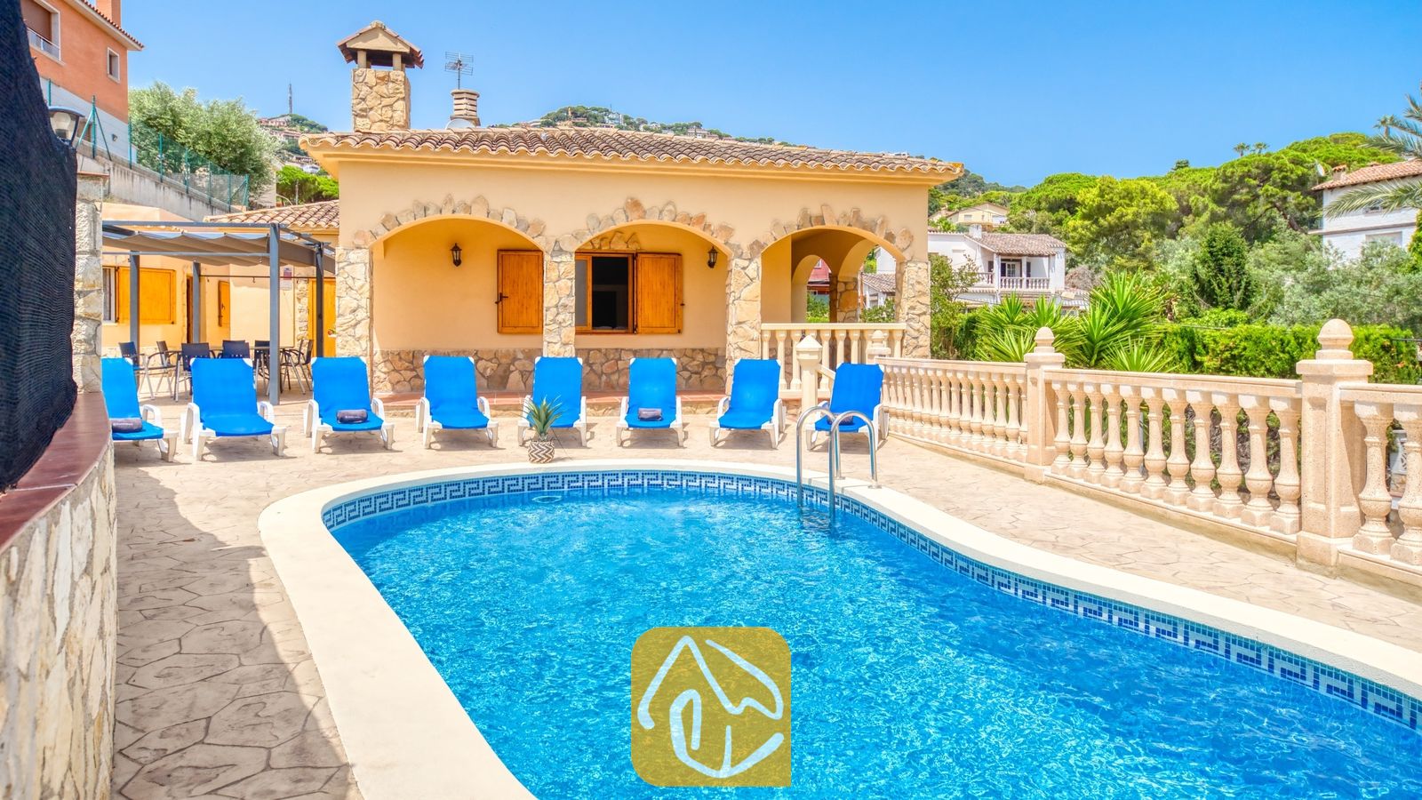 Vakantievilla's Costa Brava Spanje - Villa Sarai - Privé-buitenzwembad met helderblauw water, omringd door ligstoelen en een stenen terras bij Villa Sarai in Spanje.