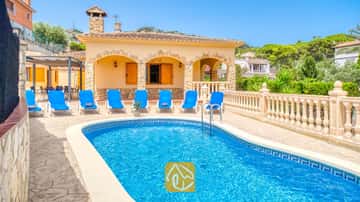 Typisch spanische Villa mit Pool und Fußweg zum Zentrum und zum Strand!