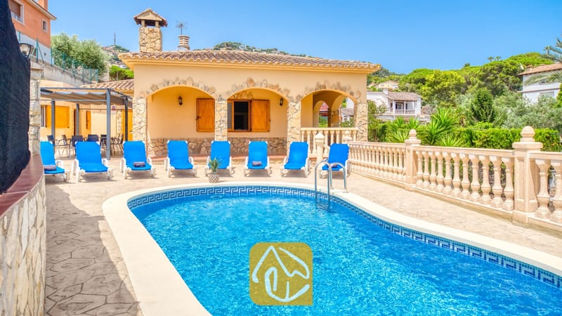Vakantievilla's Costa Brava Spanje - Villa Sarai - Privé-buitenzwembad met helderblauw water, omringd door ligstoelen en een stenen terras bij Villa Sarai in Spanje.