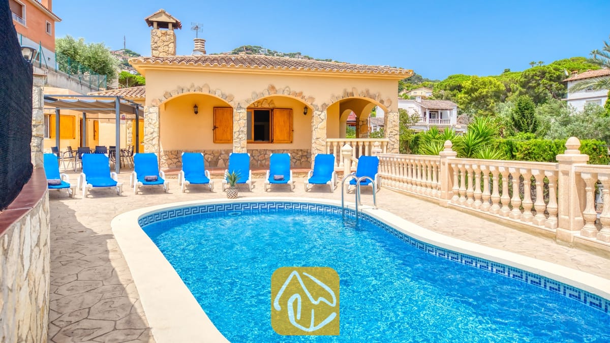 Vakantievilla's Costa Brava Spanje - Villa Sarai - Privé-buitenzwembad met helderblauw water, omringd door ligstoelen en een stenen terras bij Villa Sarai in Spanje.