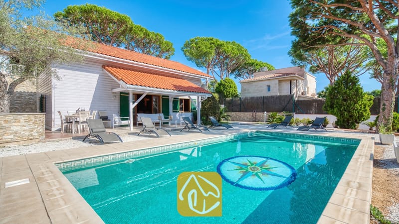 Vakantievilla's Costa Brava Spanje - Villa PrimaDonna - Privé-buitenzwembad met een mozaïeken windroos bij Villa PrimaDonna, voorzien van betegelde randen, ligstoelen en een witte villa met een oranje pannendak op de achtergrond.