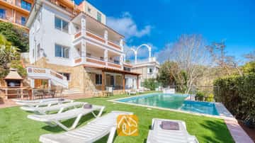 Villa Pilar is perfect gelegen op slechts 5 minuten van het centrum van Lloret de Mar en het strand!
