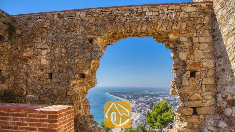 Vakantievilla's Costa Brava Spanje - Villa Mauri - Eeuwenoude stenen boog met uitzicht op zee, het strand en het stadje nabij Villa Mauri