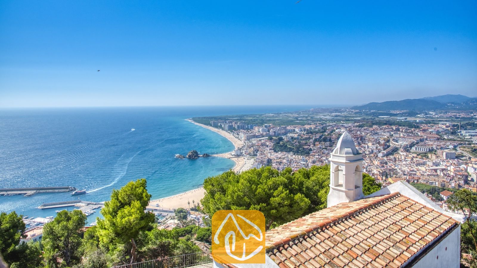 Vakantievilla's Costa Brava Spanje - Villa Mauri - Verheven uitzicht vanaf Villa Mauri met zicht op een kuststadje, een zandstrand, een jachthaven en de blauwe zee onder een heldere hemel.