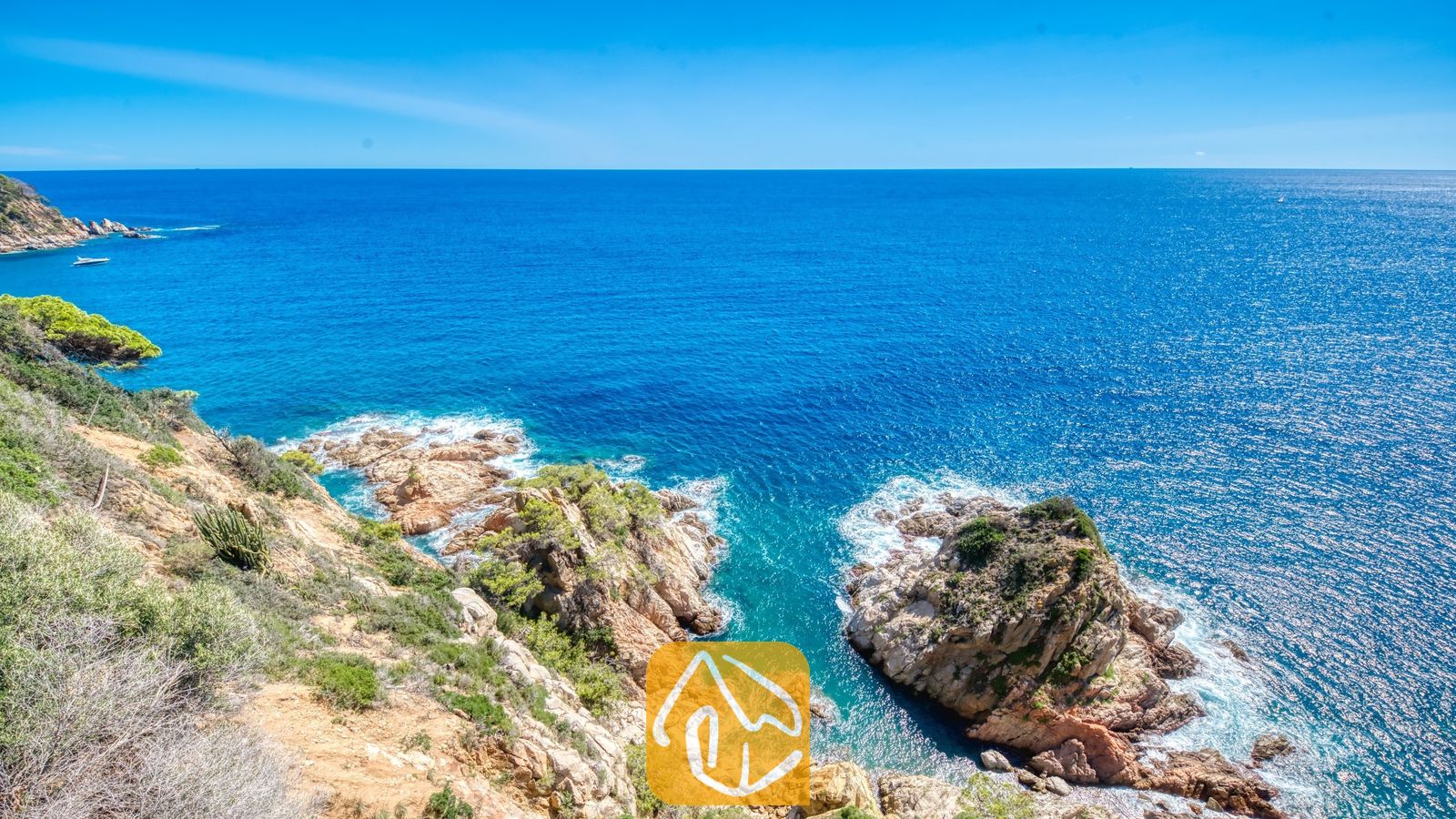 Vakantievilla's Costa Brava Spanje - Villa Infinity - Kustuitzicht vanaf Villa Infinity met ruige kliffen, rotsachtige kusten en een blauwe zee onder een heldere hemel.