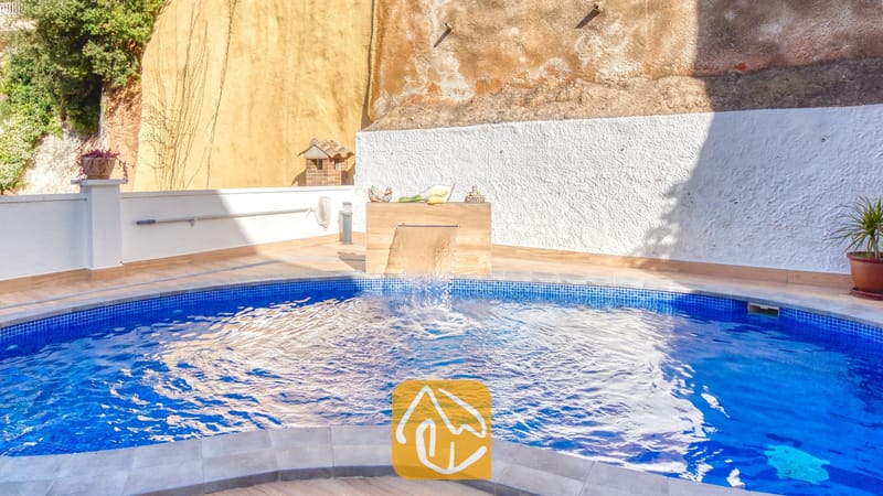 Vakantievilla's Costa Brava Spanje - Villa Blanca - Privézwembad met een waterfunctie en blauwe mozaïektegels bij Villa Blanca in Spanje.
