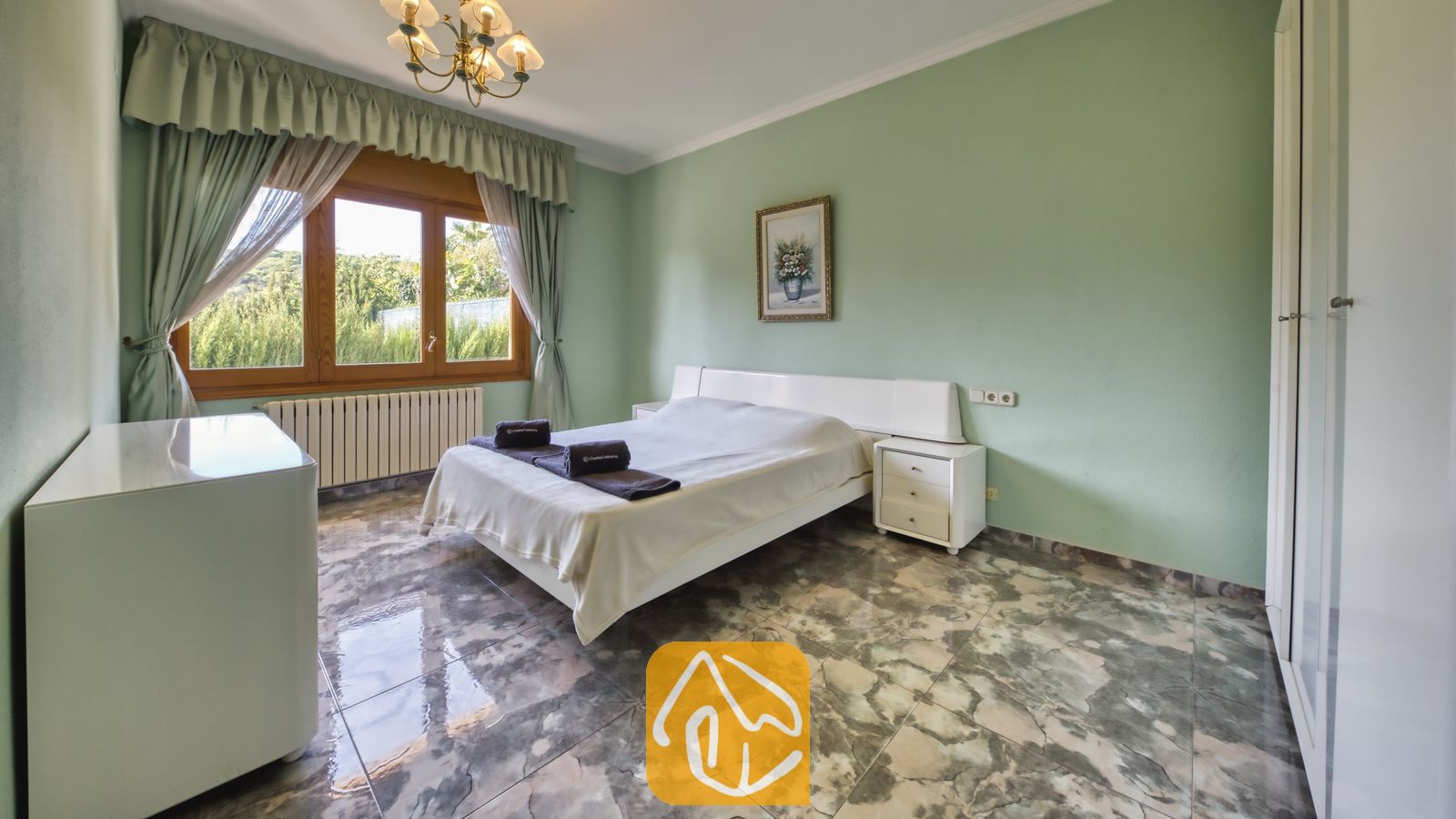 Vakantievilla's Costa Brava Spanje - Villa Baileys - Slaapkamer met een wit tweepersoonsbed, groene muren, marmeren tegelvloer en een raam met groene gordijnen.