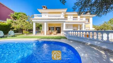 Eine wunderschöne Villa mit fußläufiger Entfernung von der Stadt und dem Strand Fenals! 