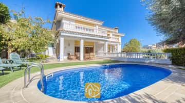 Eine wunderschöne Villa mit fußläufiger Entfernung von der Stadt und dem Strand Fenals! 