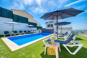 Zeer ruime, moderne villa met een groot zwembad en adembenemend uitzicht op de Middellandse Zee en Lloret!