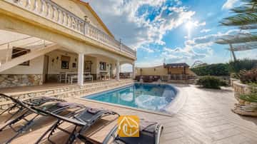 De ideale villa voor buitenleven onder de Spaanse zon met privé zwembad, prachtige lounge en bar!