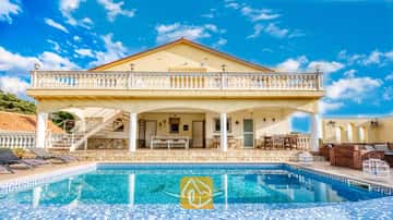 De ideale villa voor buitenleven onder de Spaanse zon met privé zwembad, prachtige lounge en bar!
