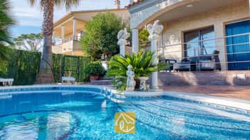Villa mit einzigartiger Aussicht, privatem Pool und direkt neben einem Wald für schöne Spaziergänge!