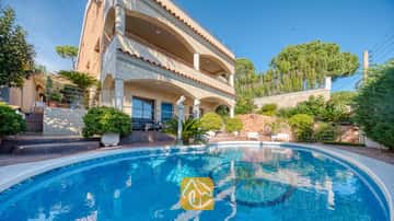 Villa mit einzigartiger Aussicht, privatem Pool und direkt neben einem Wald für schöne Spaziergänge!
