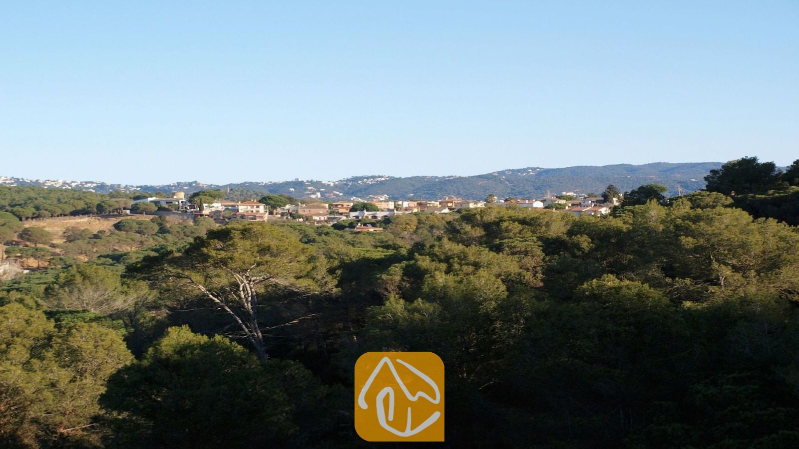 Vakantievilla's Costa Brava Spanje - Villa Fransisca - Vergezicht op heuvels en groene bossen vanuit Villa Fransisca onder een helderblauwe hemel