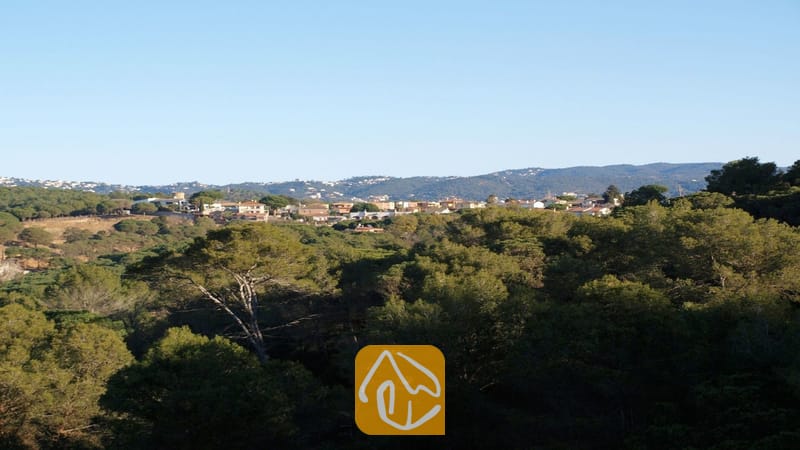 Villas de vacances Costa Brava Espagne - Villa Fransisca - Vue lointaine sur les collines et les forêts verdoyantes depuis la Villa Fransisca sous un ciel bleu éclatant
