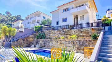 Villa met omheind privé zwembad net buiten het drukke centrum van Lloret en Blanes.
