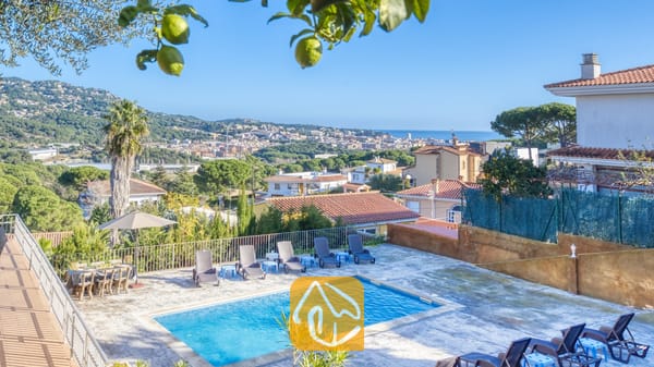 Vakantievilla's Costa Brava Spanje - Villa Abigail - Privézwembad met helderblauw water en ligbedden rondom, met uitzicht op het stadje en de zee bij Villa Abigail
