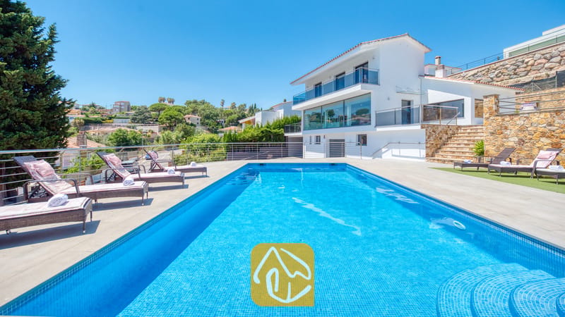 Vakantievilla's Costa Brava Spanje - Villa SummerDream - Rechthoekig zwembad met blauwe mozaïektegels en diverse ligstoelen op het betegelde terras van Villa SummerDream in Spanje.