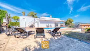 A las afueras del bullicioso centro de Lloret de Mar, se encuentra Villa Yara. Piscina privada, lounge y barbacoa.