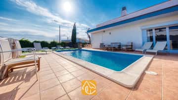 Net buiten het bruisende centrum van Lloret de Mar vindt u Villa Yara. Prive zwembad, zithoek en barbecue!
