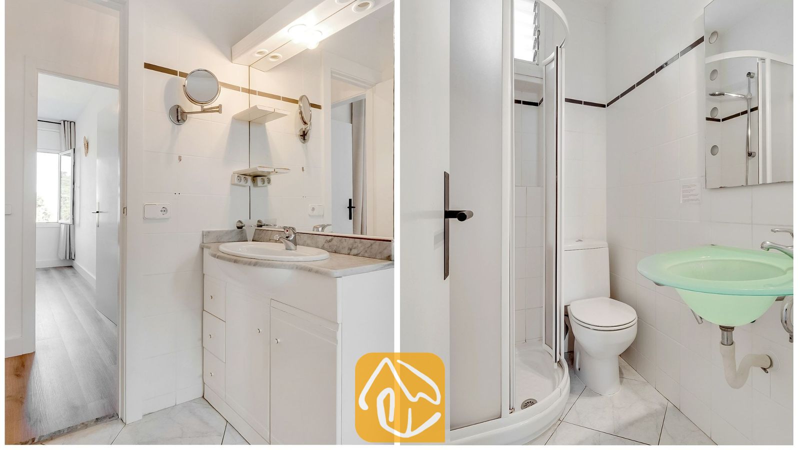 Vakantievilla's Costa Brava Spanje - Villa Tropicana - Heldere, wit betegelde badkamer met een wastafelmeubel, een grote wandspiegel en een aangrenzende hoekdouche.