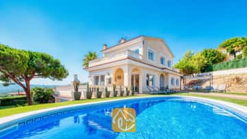 Nieuw! Villa Ibiza - geniet van het mooiste uitzicht over Lloret de Mar en de Middellandse Zee.