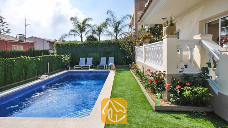 Vakantievilla's Costa Brava Spanje - Villa Mercedes Fenals - Privézwembad met blauwe betegeling bij Villa Mercedes Fenals, omringd door kunstgras, ligstoelen en een terras met een witte balustrade.