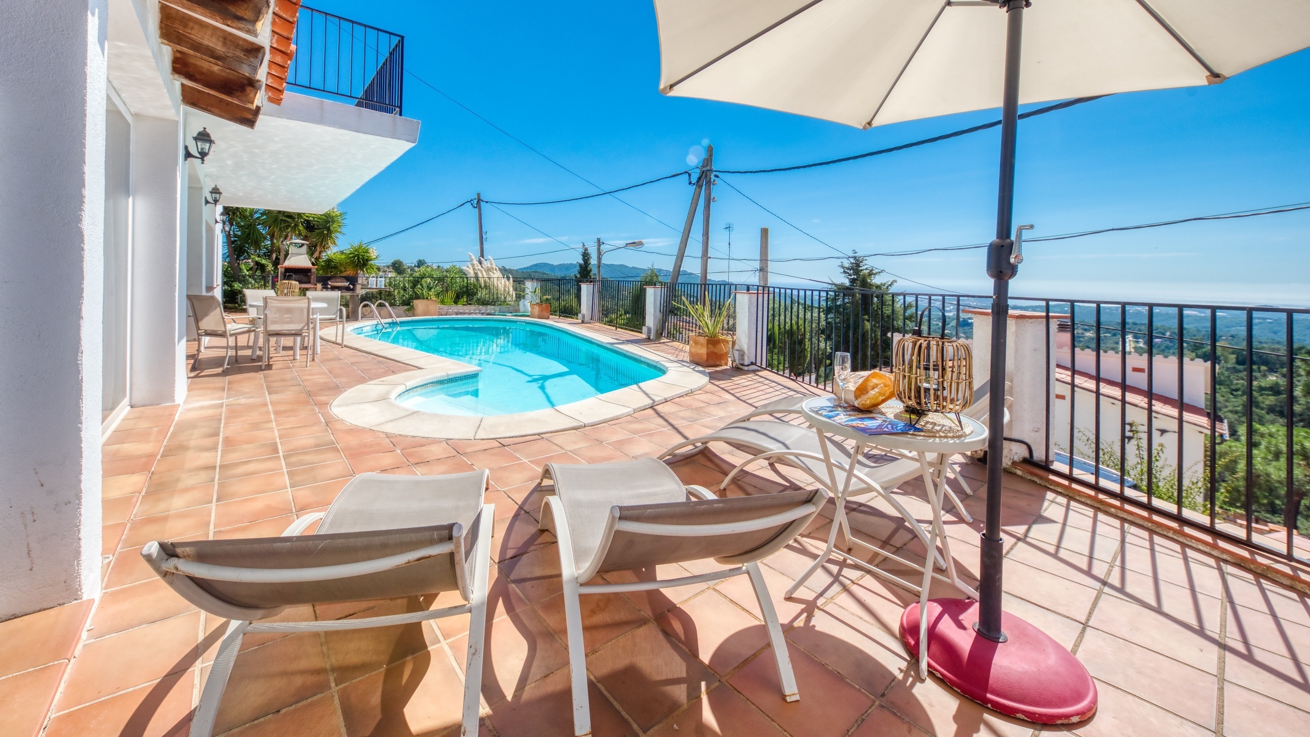 Holiday villas Costa Brava Spain - Villa Sofia - Sunbeds