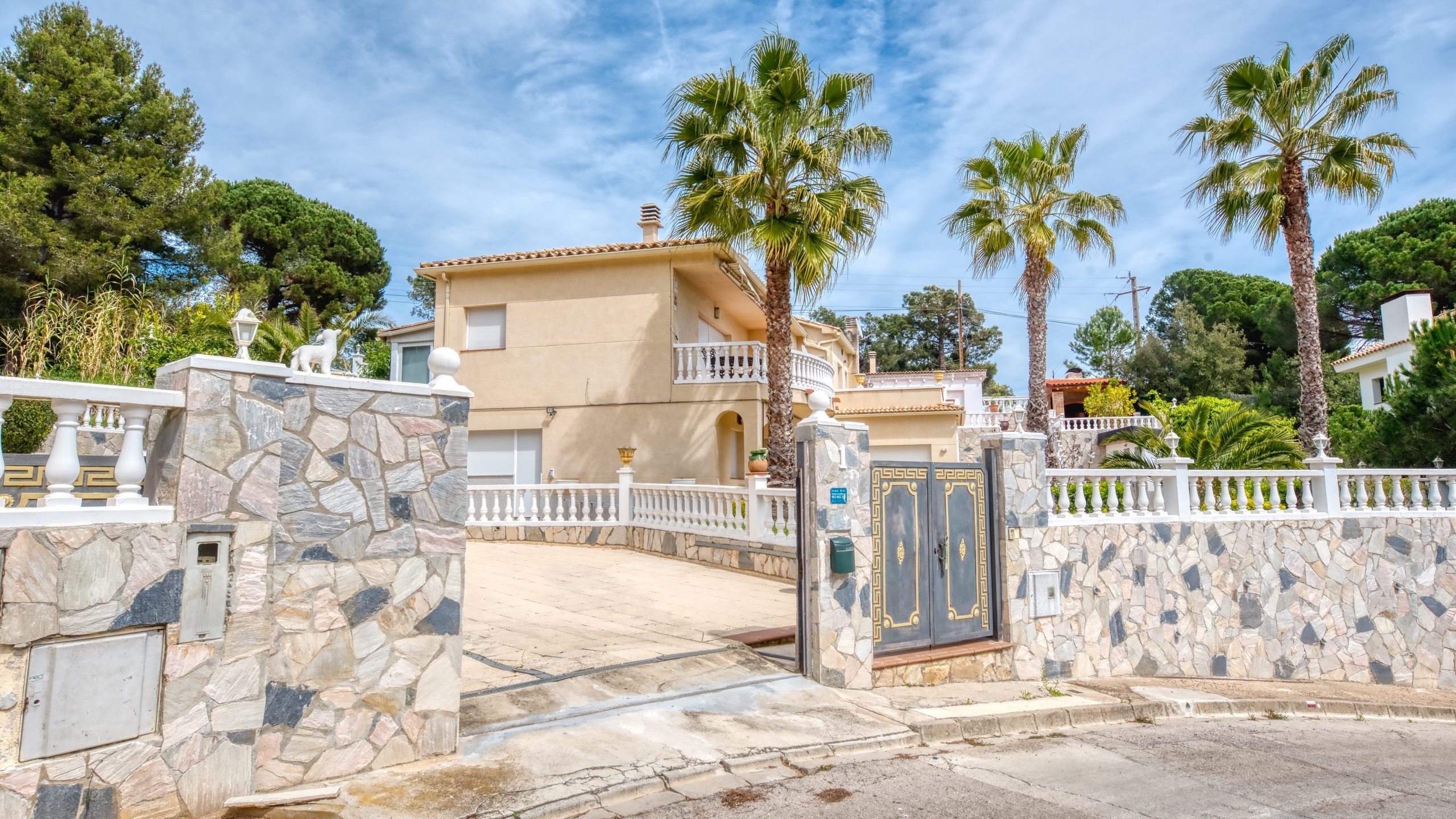 Holiday villas Costa Brava Spain - Villa Estrella - Street view arrival at property