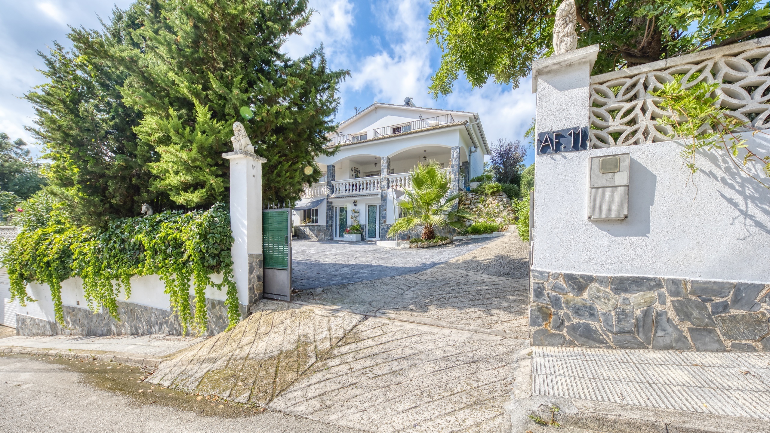 Holiday villas Costa Brava Spain - Villa Geolouk - Street view arrival at property