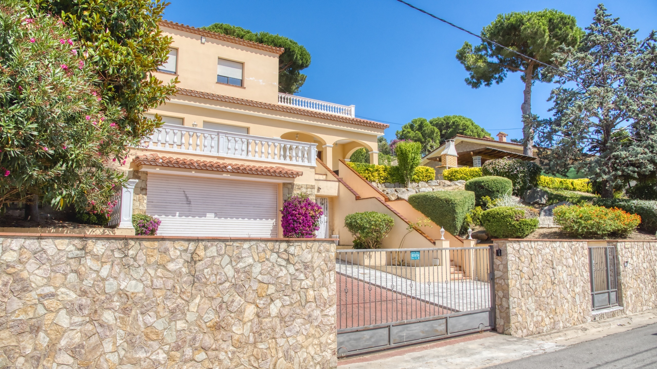 Holiday villas Costa Brava Spain - Villa Paris - Street view arrival at property