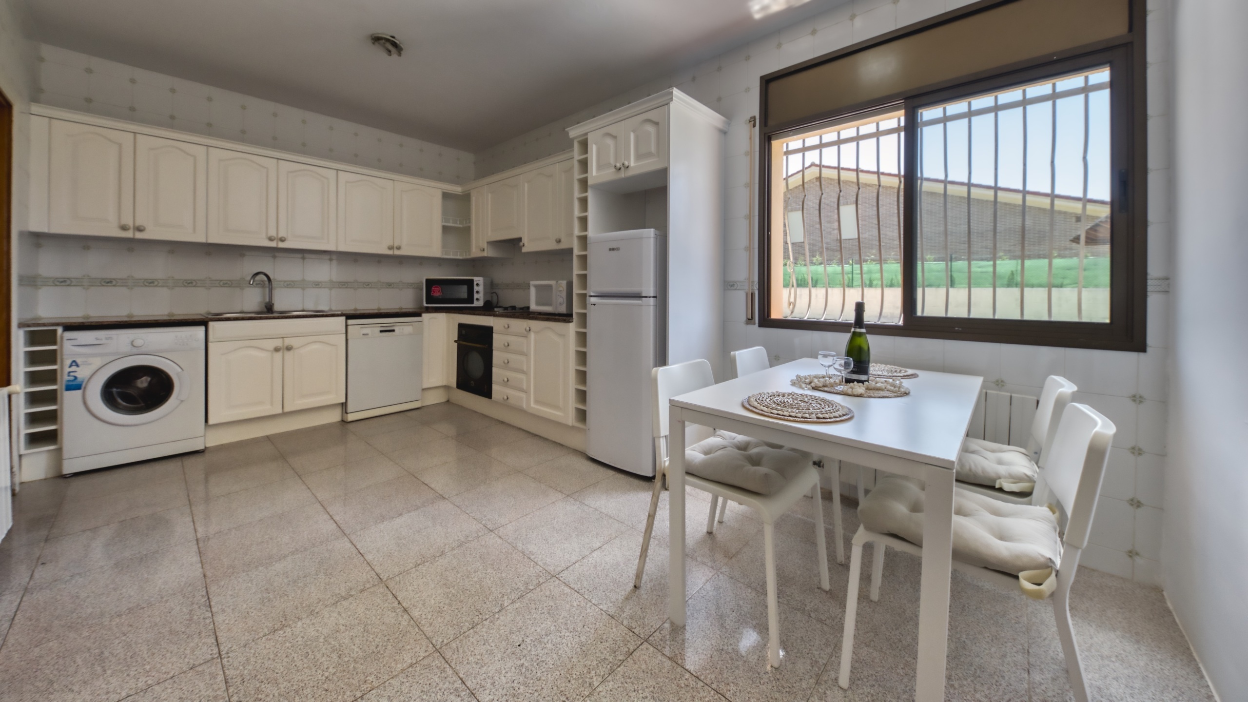 Holiday villas Costa Brava Spain - Villa Paris - Kitchen