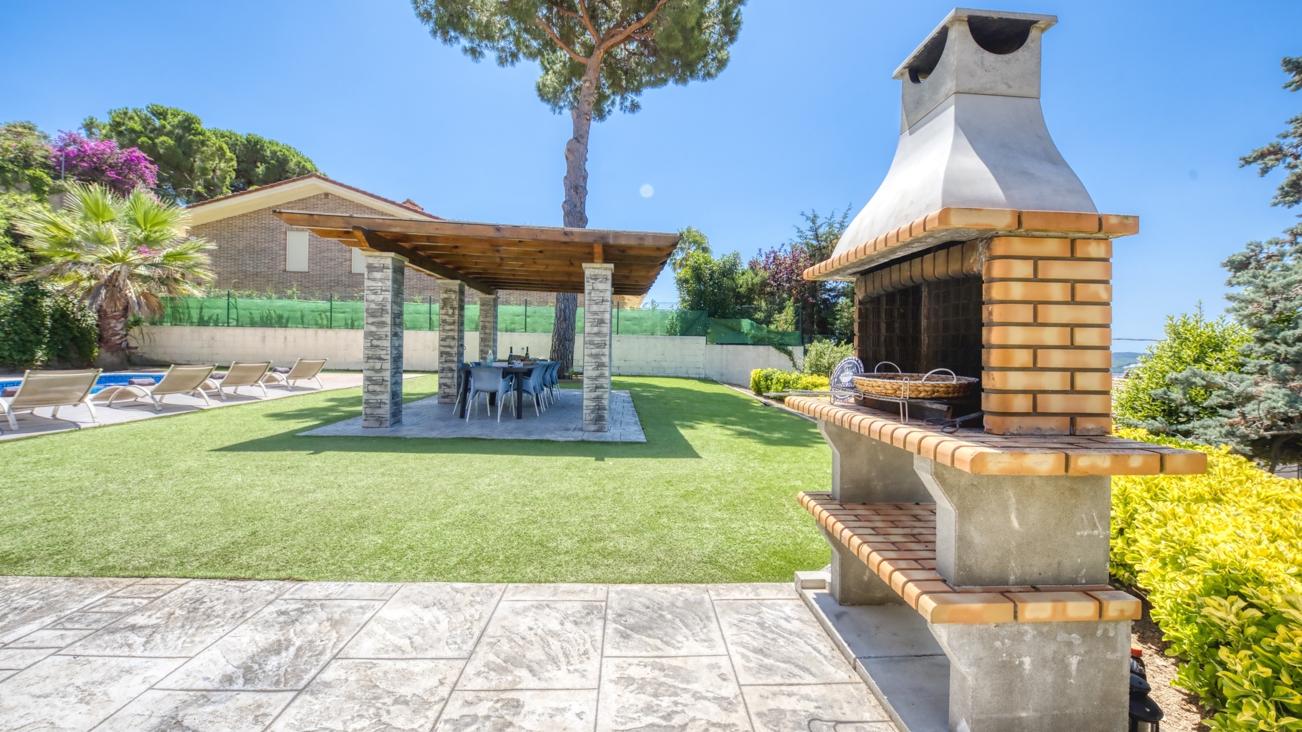 Holiday villas Costa Brava Spain - Villa Paris - BBQ Area