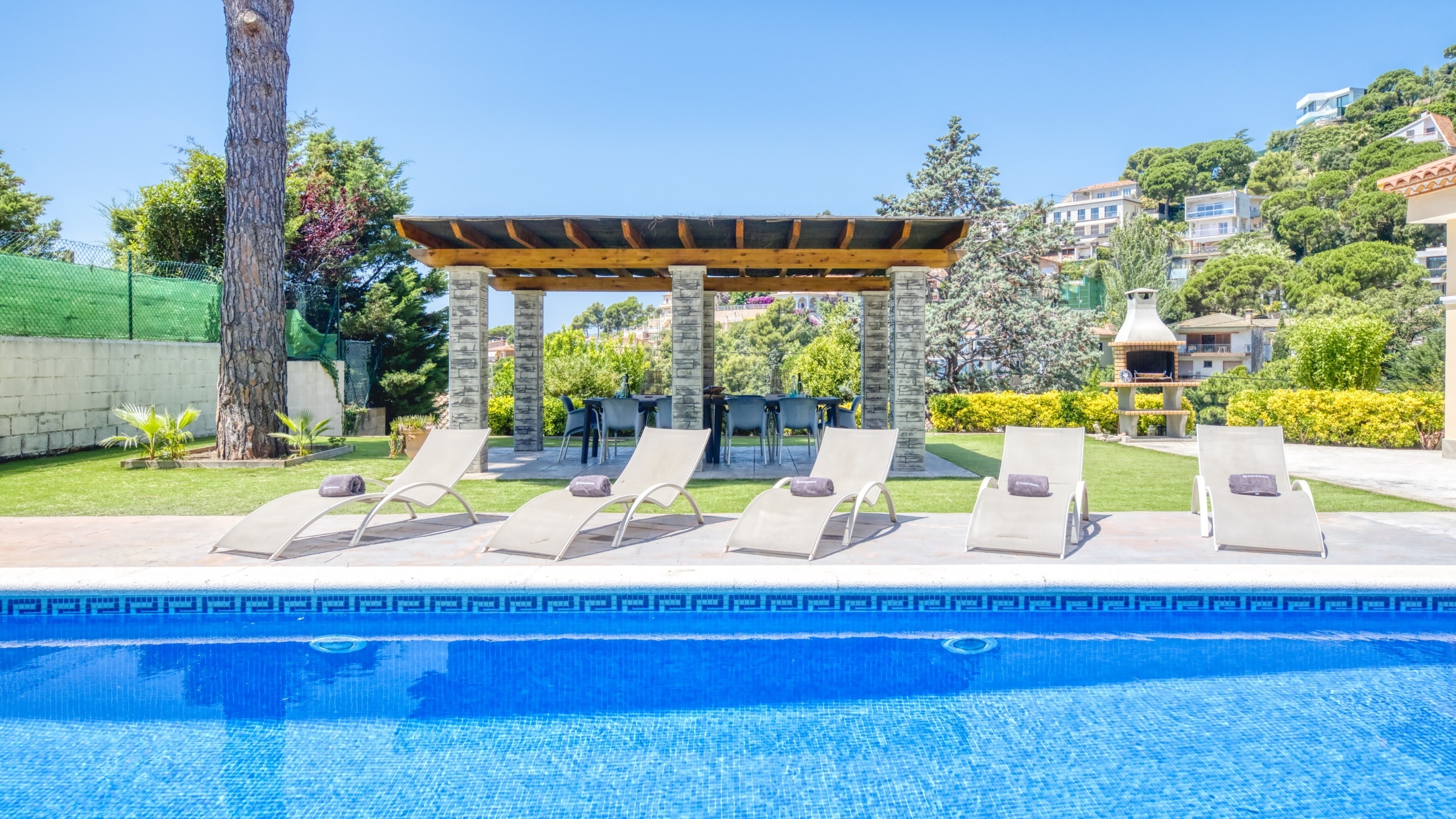Holiday villas Costa Brava Spain - Villa Paris - Sunbeds