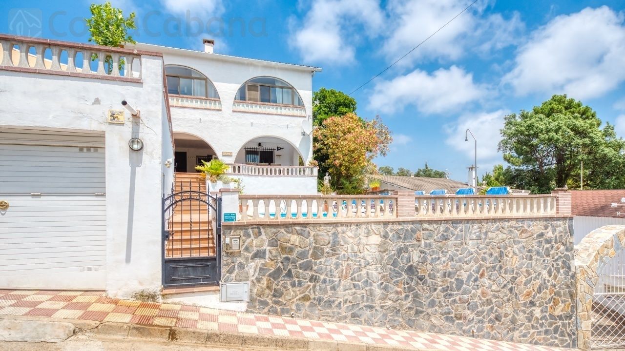 Vakantievilla's Costa Brava Spanje - Villa Santa Maria - Aankomst met uitzicht op de straat bij de accommodatie