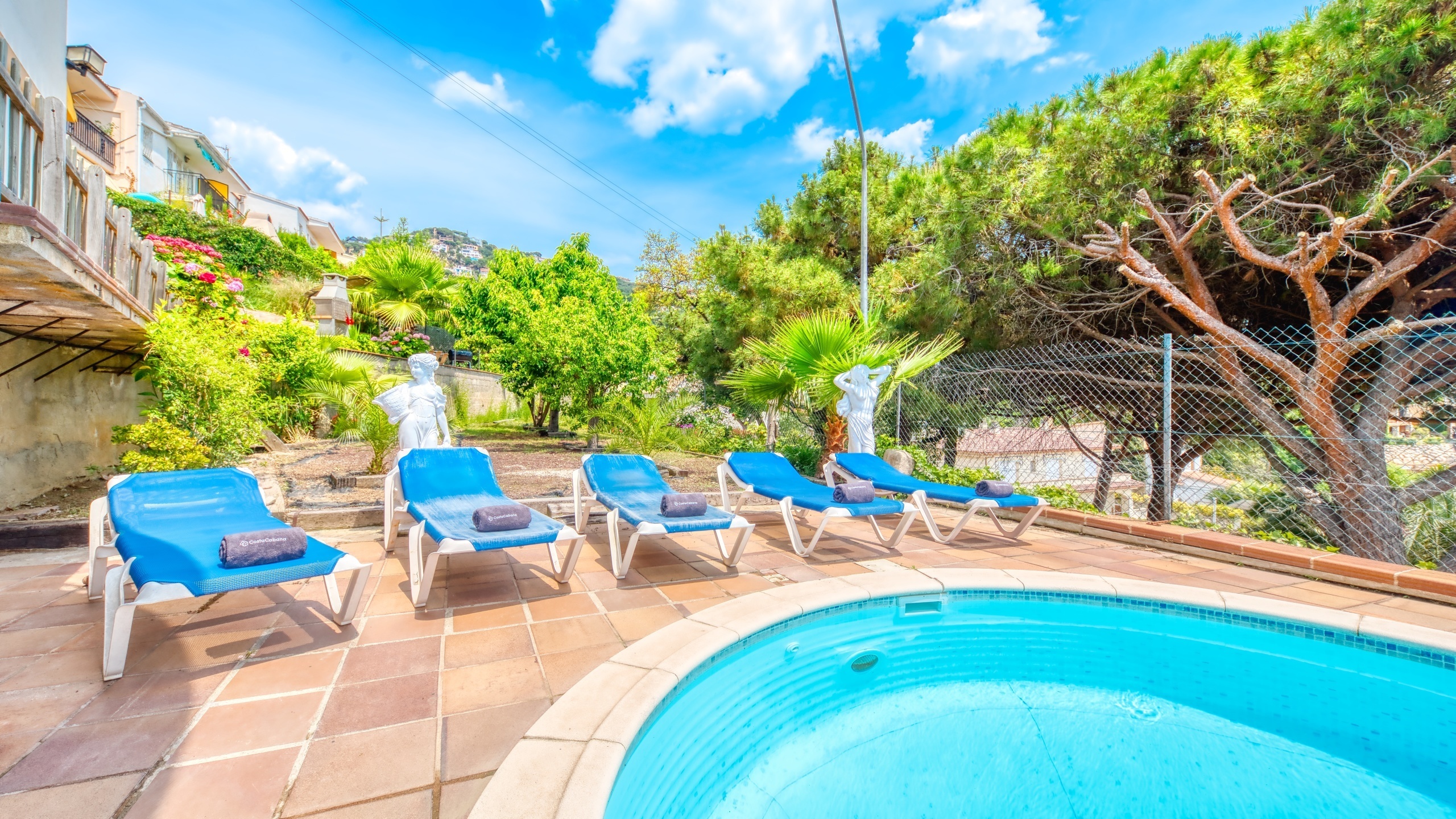 Holiday villas Costa Brava Spain - Villa Valentina - Sunbeds