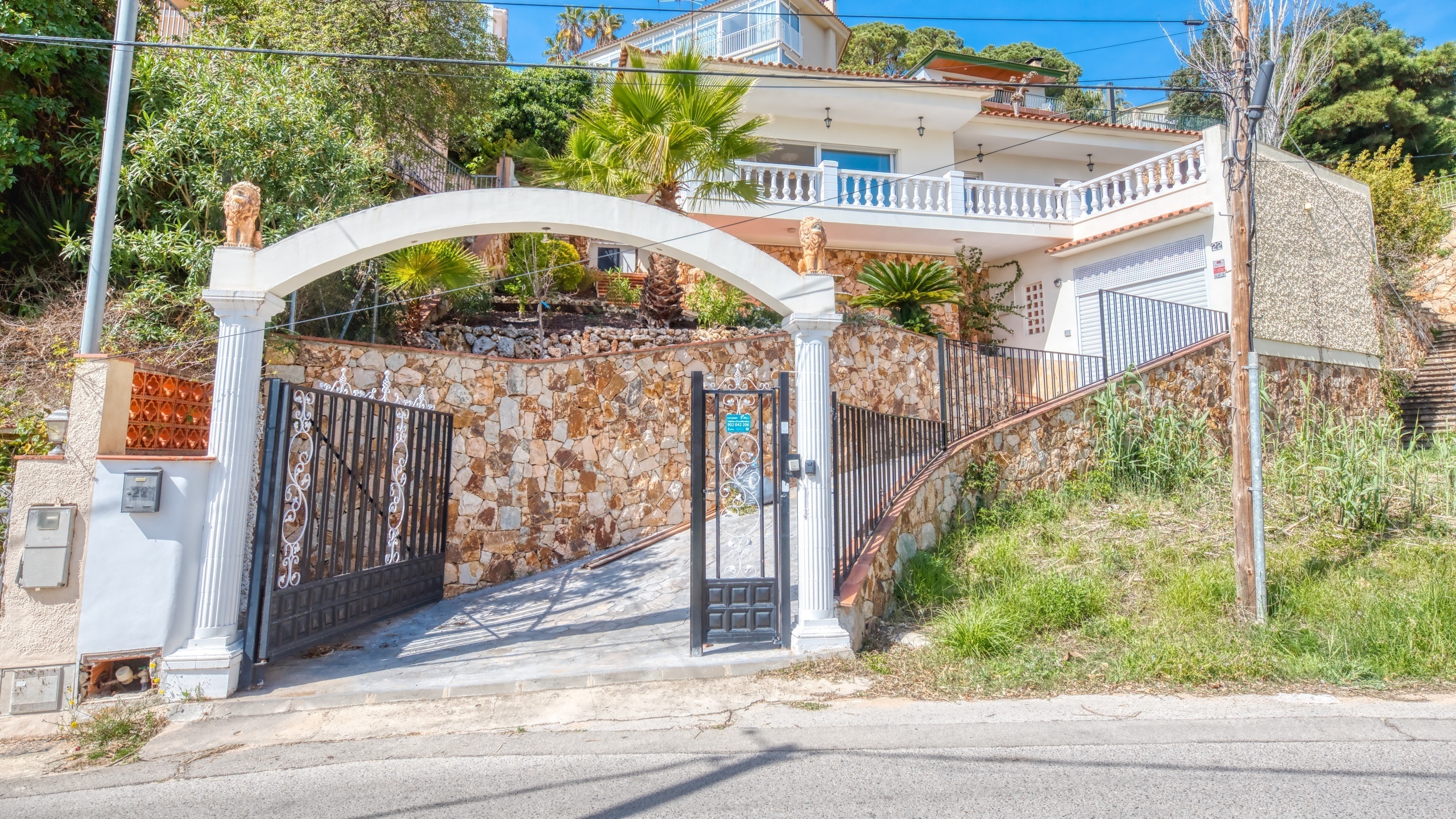 Holiday villas Costa Brava Spain - Villa Donna - Street view arrival at property