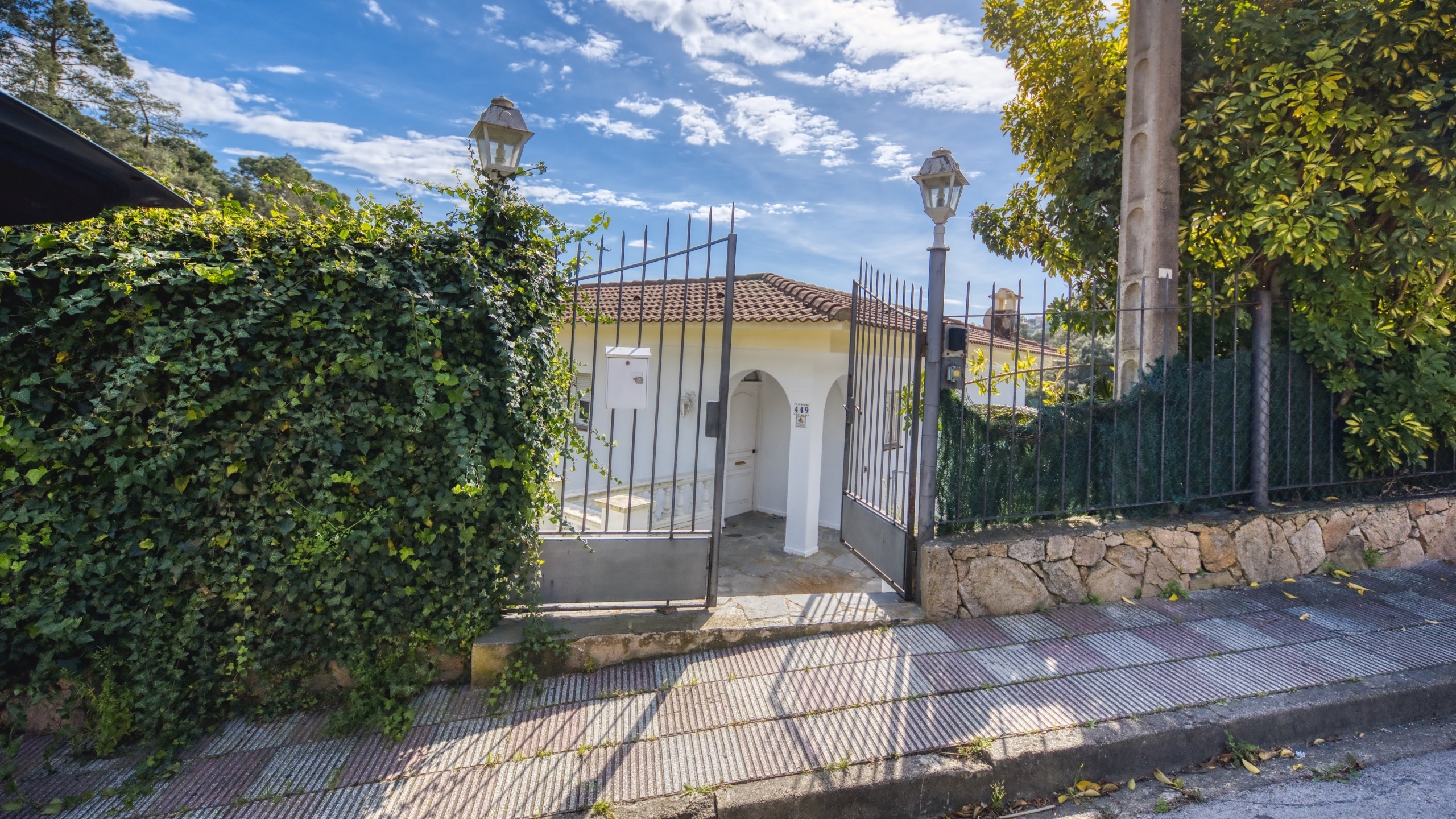 Holiday villas Costa Brava Spain - Villa Rosa - Street view arrival at property