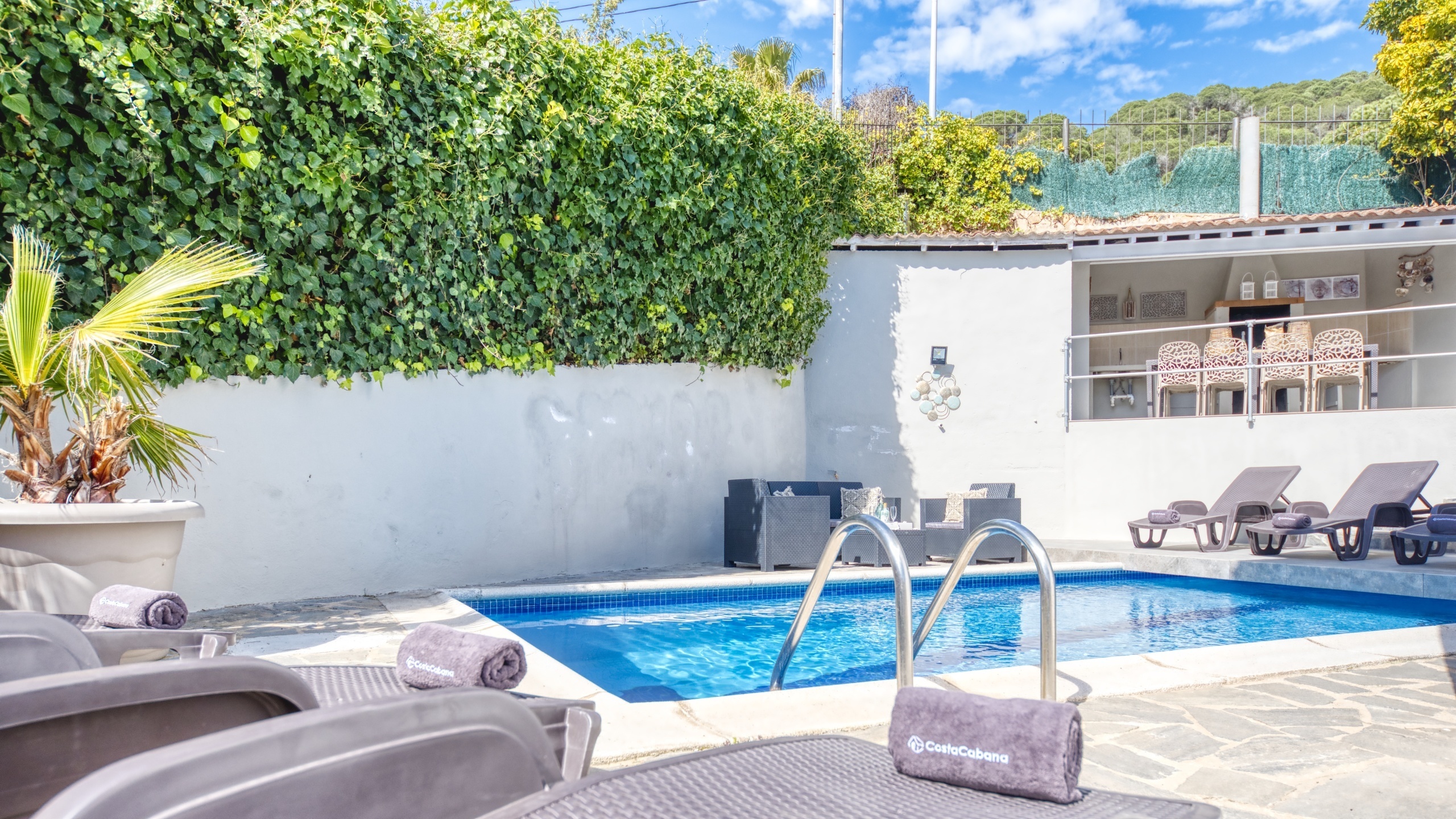 Holiday villas Costa Brava Spain - Villa Rosa - Sunbeds