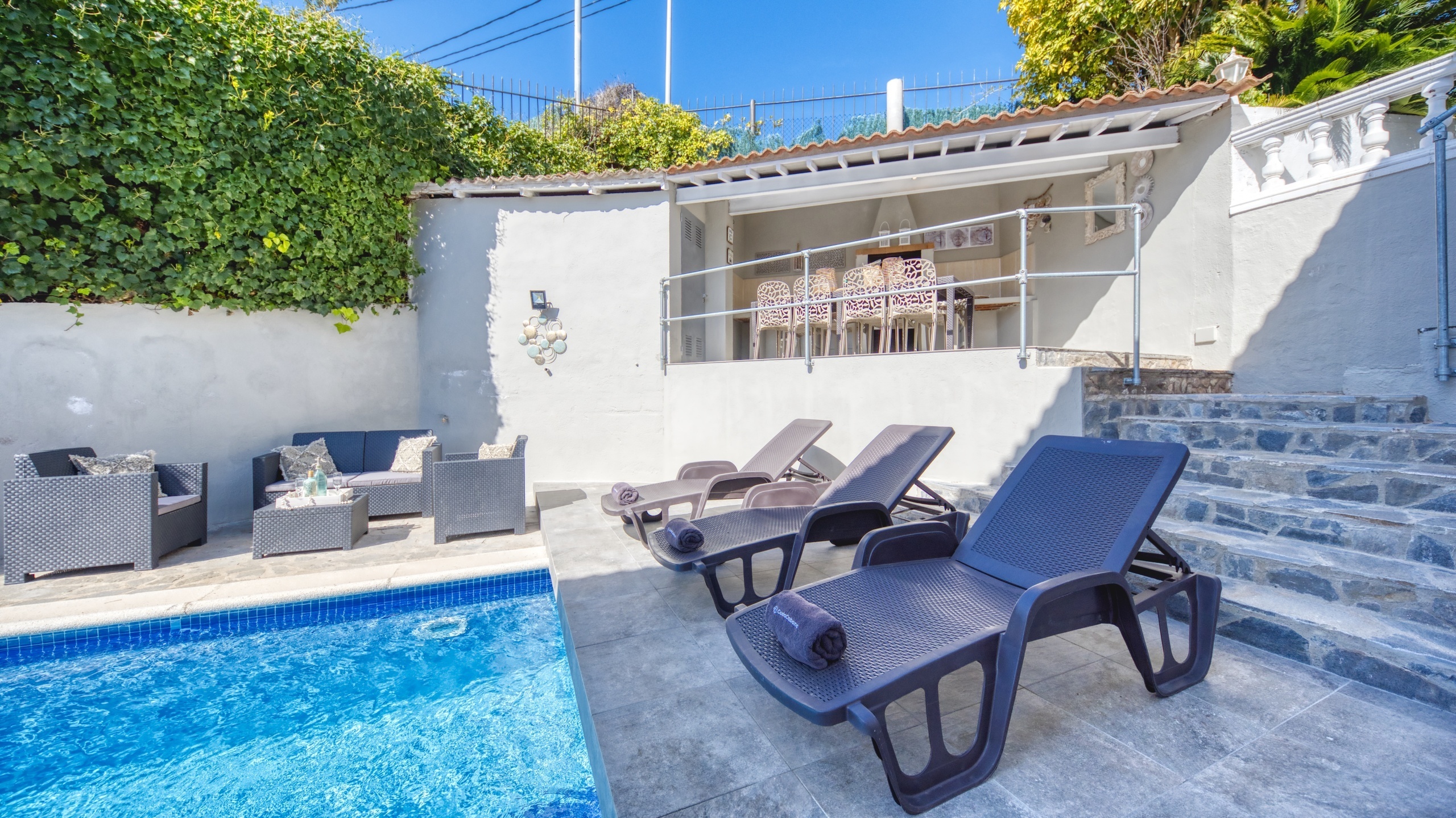 Holiday villas Costa Brava Spain - Villa Rosa - Sunbeds