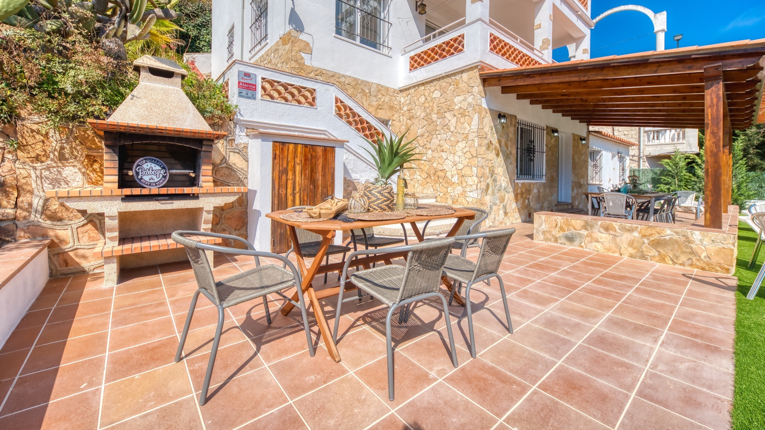 Holiday villas Costa Brava Spain - Villa Pilar - BBQ Area