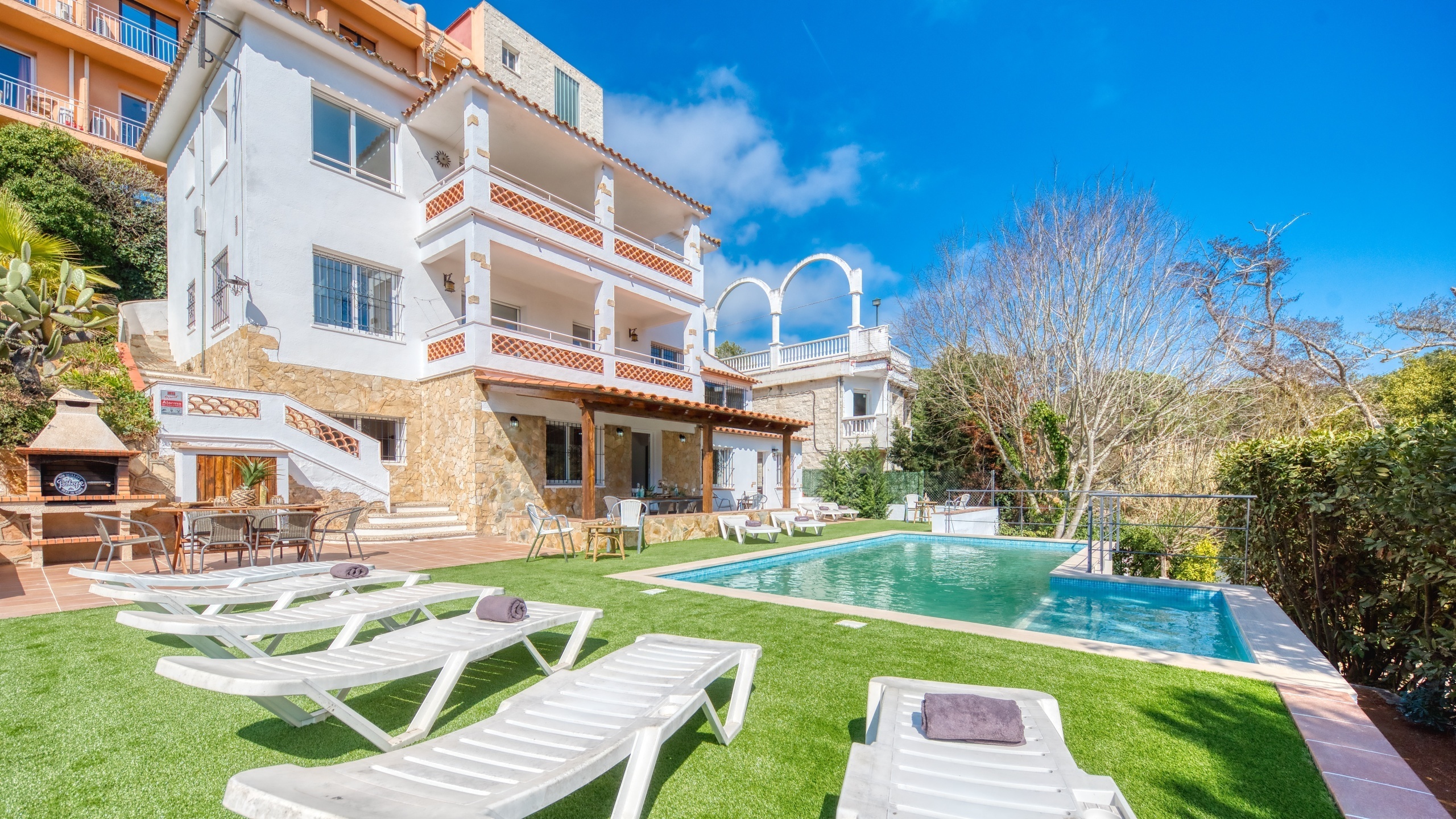 Holiday villas Costa Brava Spain - Villa Pilar - Sunbeds